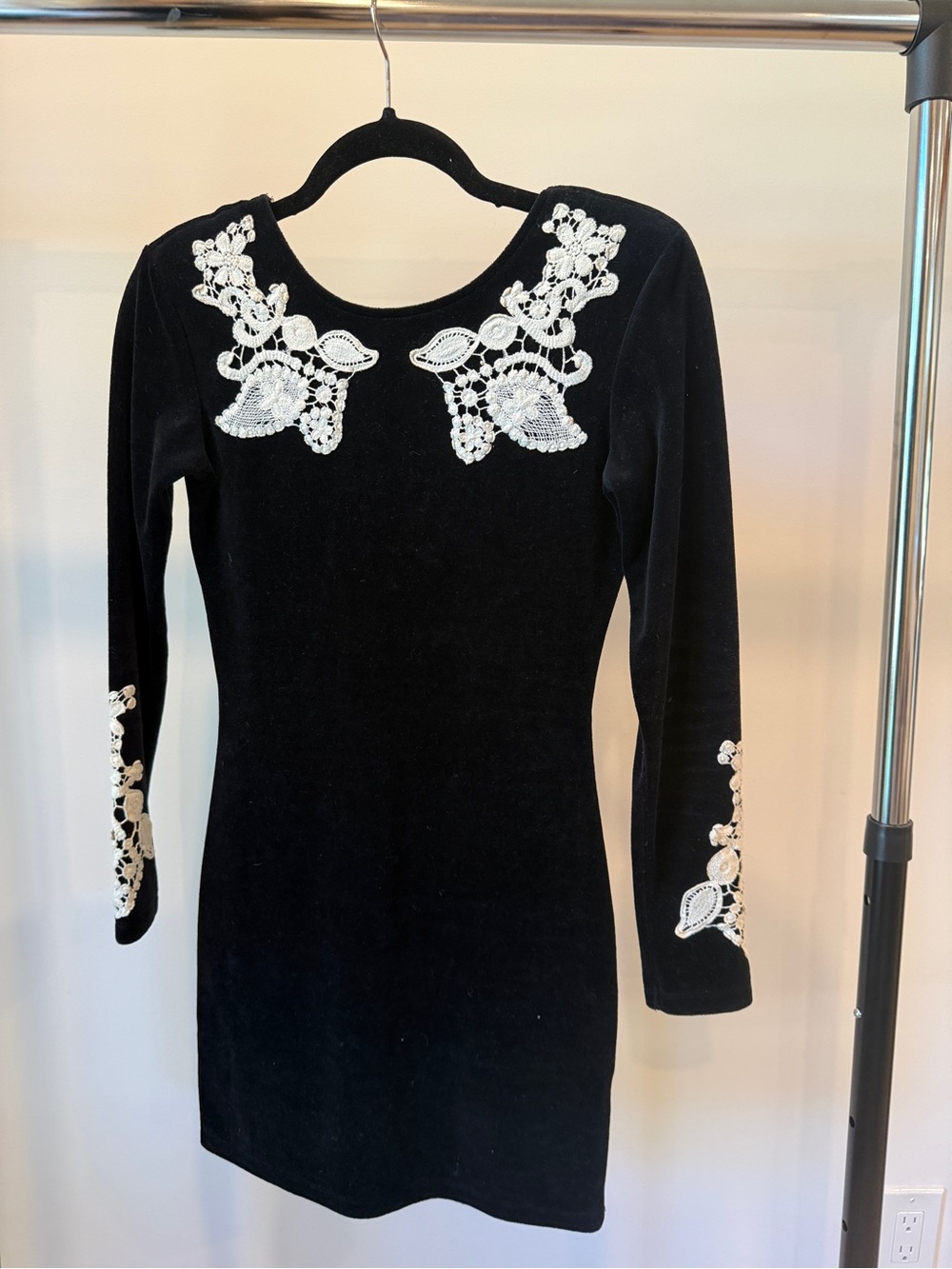 Vintage Motel Rocks Black Velvet Long-Sleeve Mini Dress with White Lace Appliqué